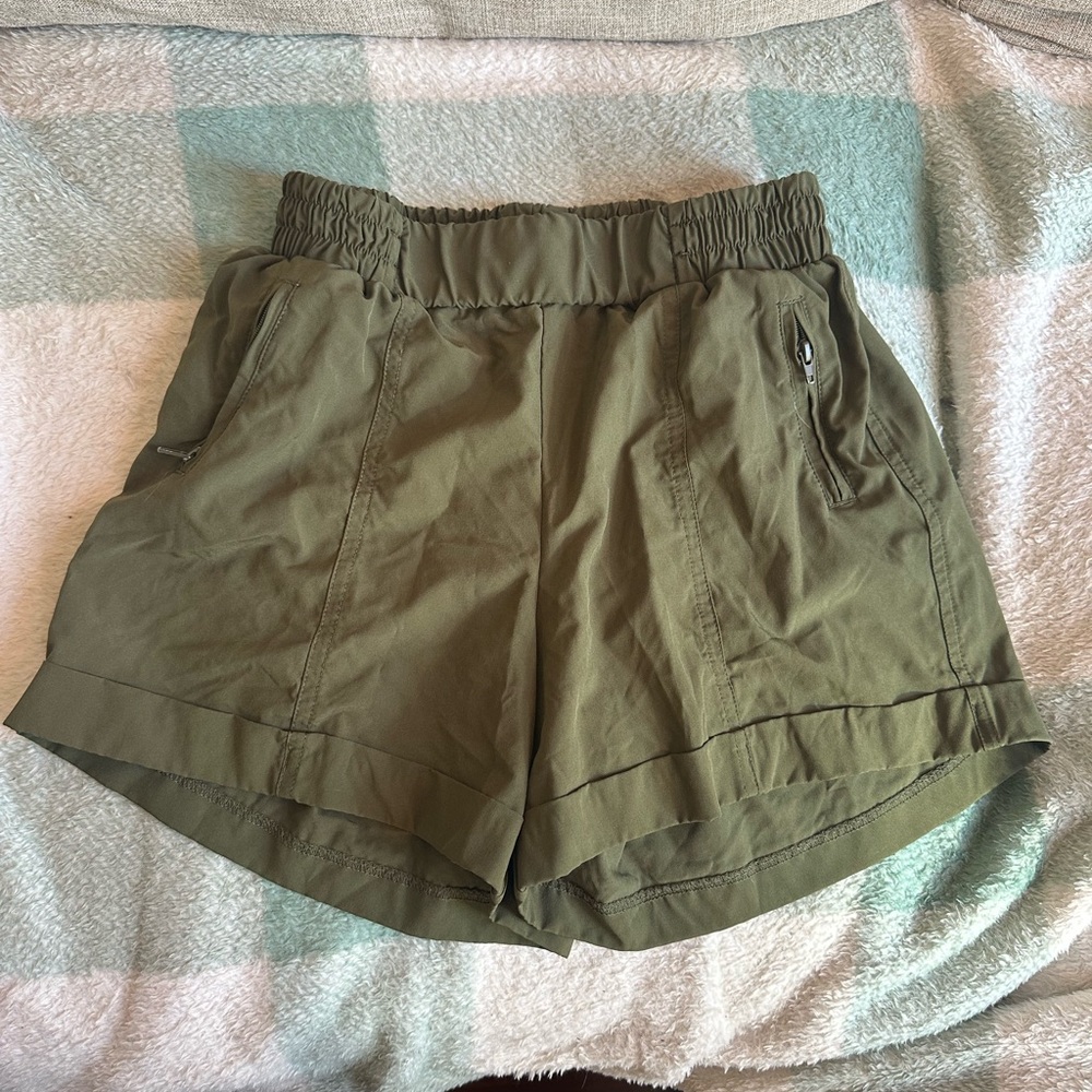Old Navy Women's Cargo Shorts in Olive